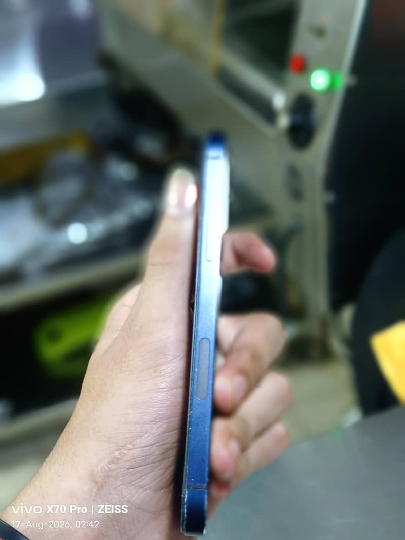 Apple iPhone 12 4