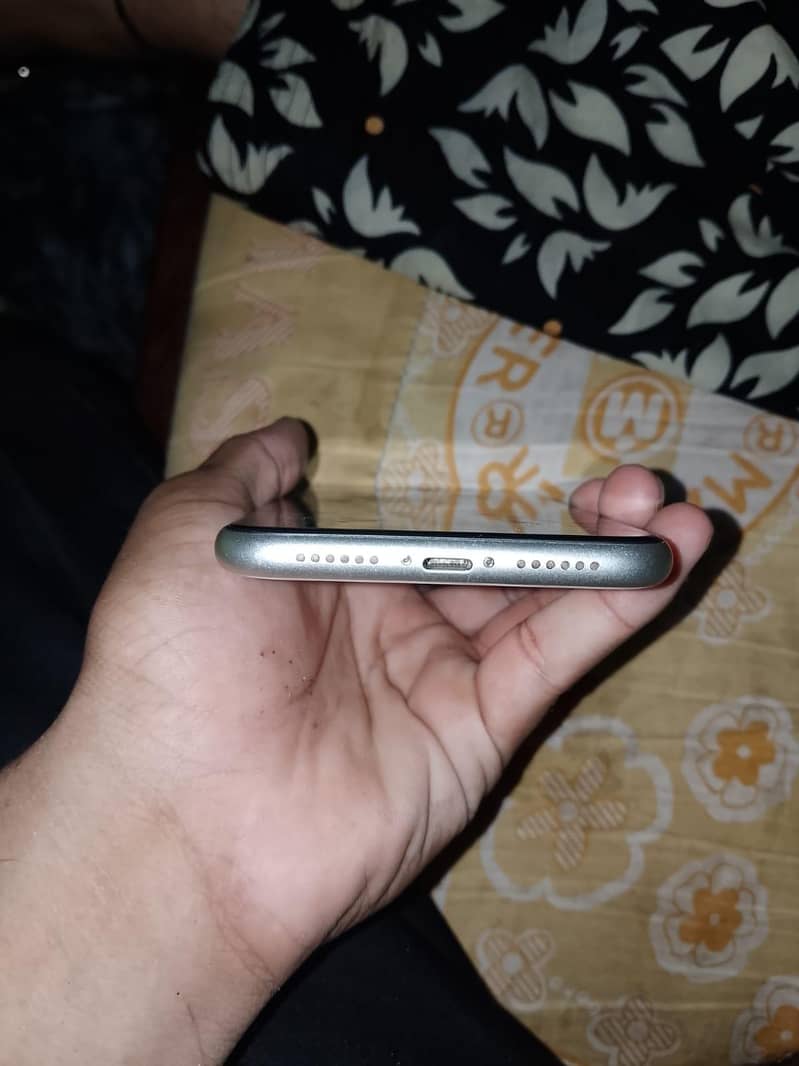 Apple iPhone 11 3