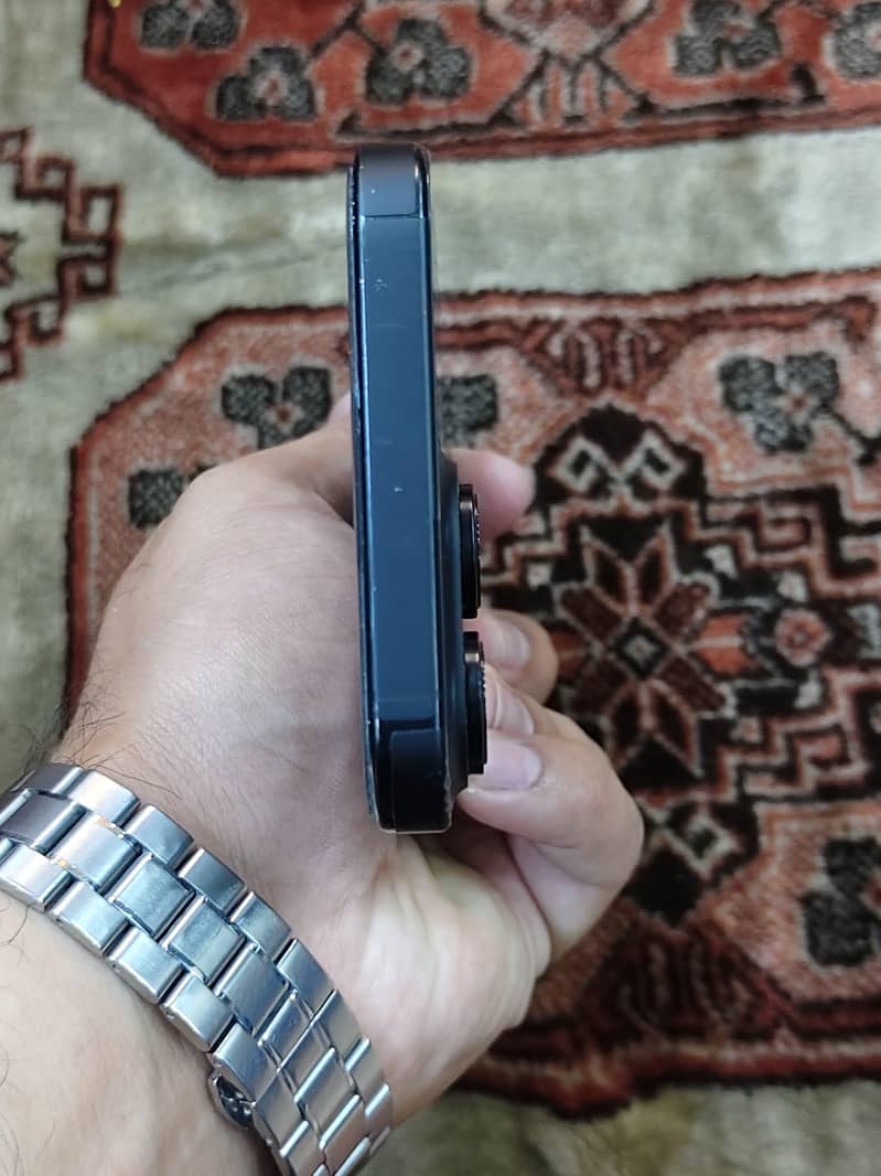 Apple iPhone 16 Pro Max 4