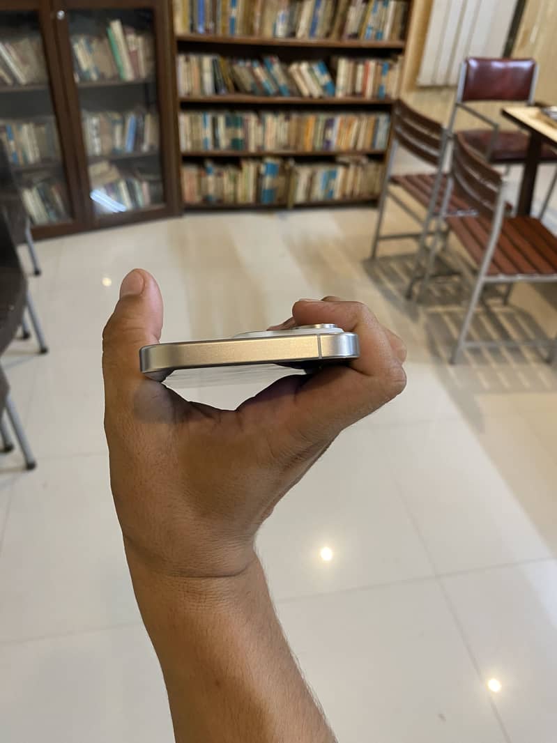 Apple iPhone 15 Pro 4