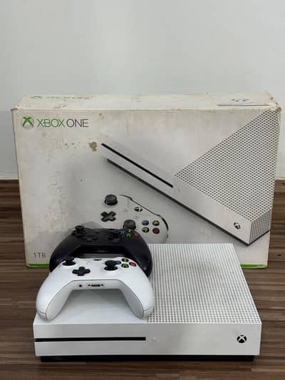 Xbox One S 1TB | 2 Original Controllers | FIFA 21 + Tekken 7