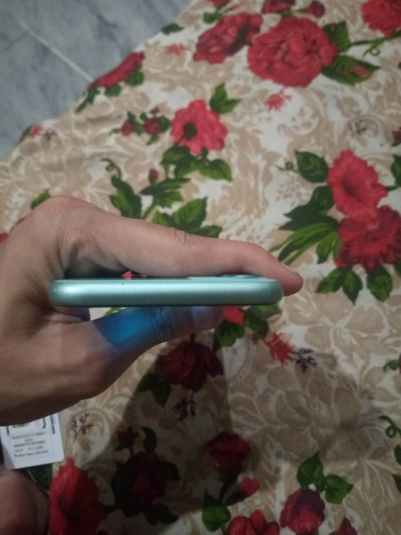 Apple iPhone 11 4