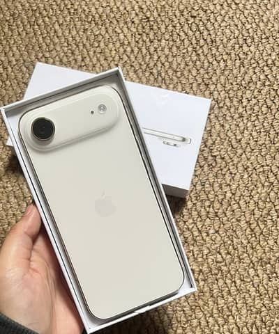 Apple iPhone 17 Air Light Gold 256gb 4 month sim time Factory Unlock