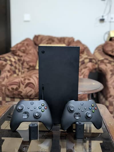 XBOX SERIES X 1TB WITH 2 CONTROLLERS AND BATTERY PACK
