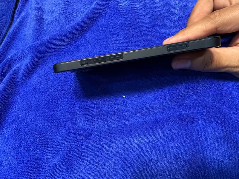 Apple iPhone 13 8