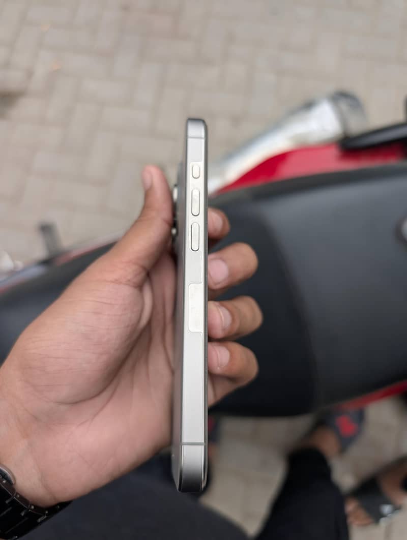 Apple iPhone 15 Pro 4