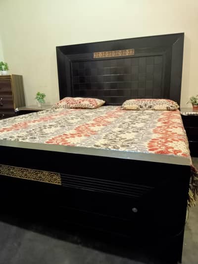 king bed 2 side tables 1 dinner table. just like New. 10/10 condition