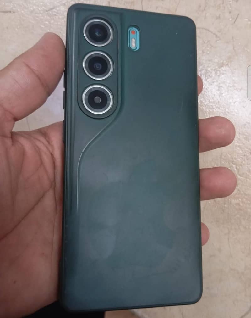 Tecno CAMON 40 Pro 1