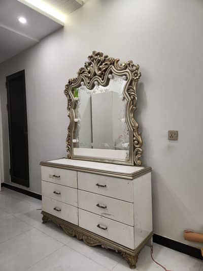 DRESSING TABLE WITH LED LIGHT BULBS