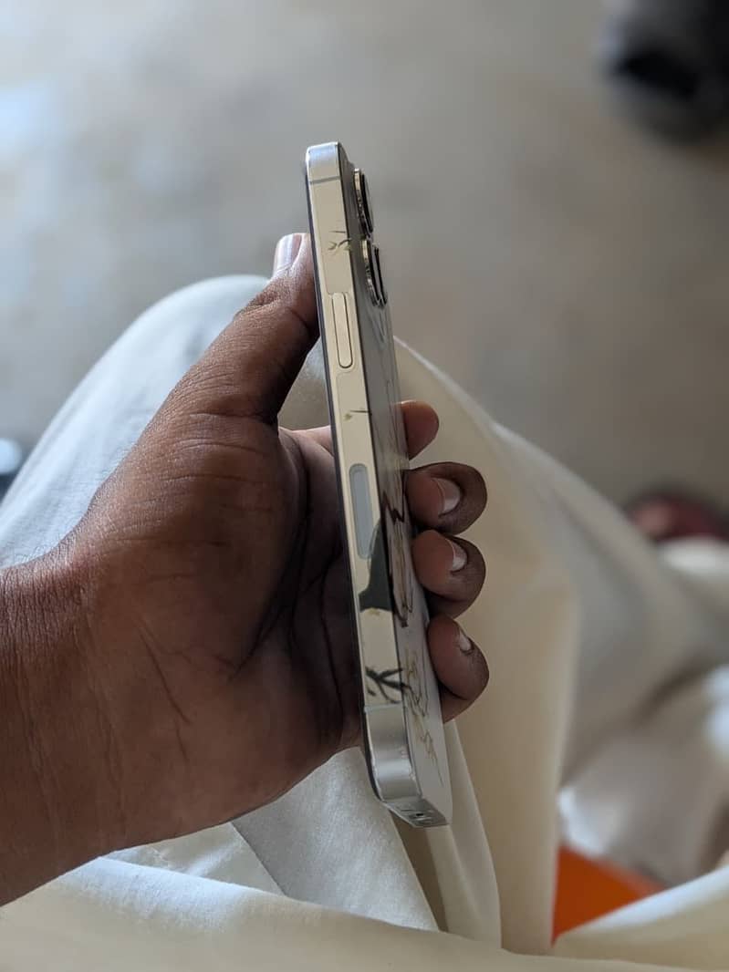 Apple iPhone 13 Pro 4