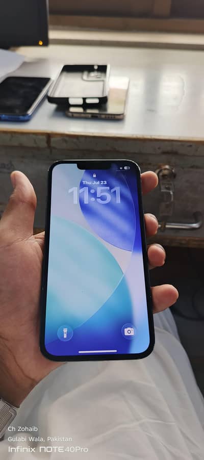 Apple iPhone 13