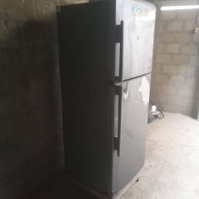 Ghar ke istemal ki freez hai bhai bechni hai new fridge Le li hai