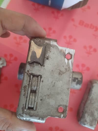MainGate Door Lock in 1000 only