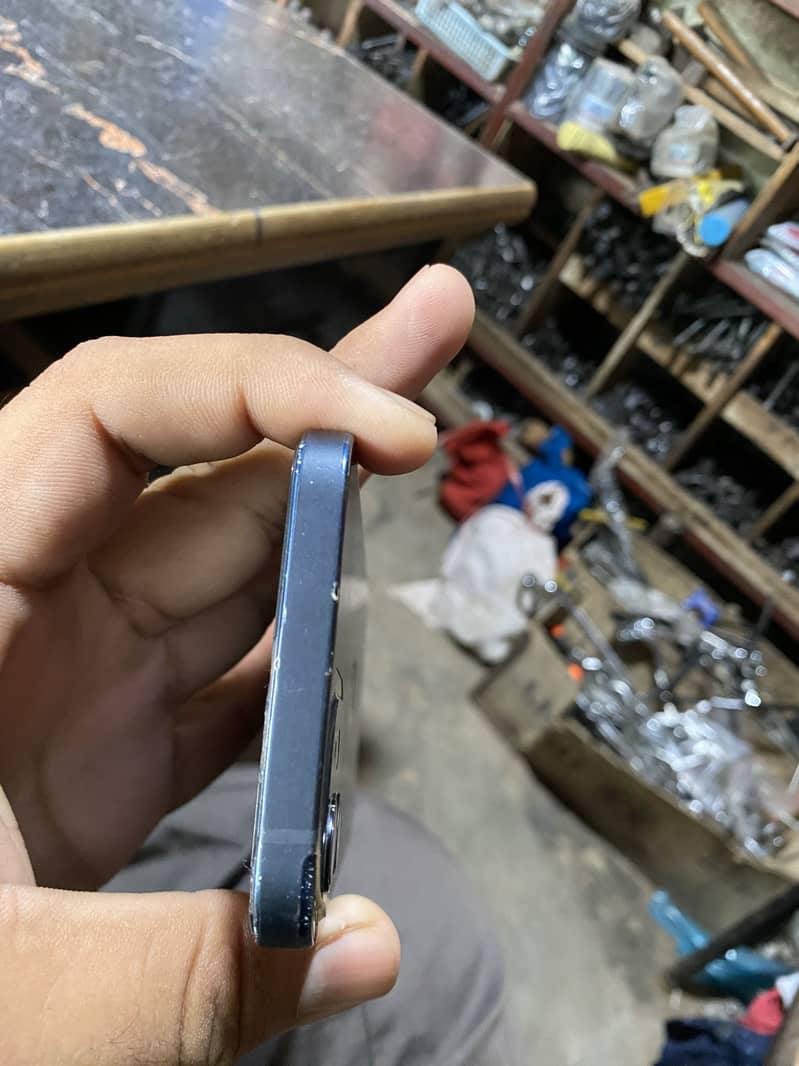 Apple iPhone 12 4