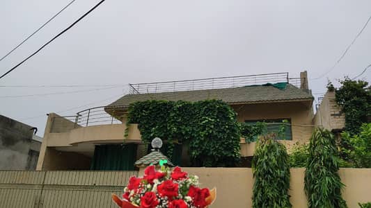 20 Marla 3 bed +Drawing room portion near Emporium mall for rent.