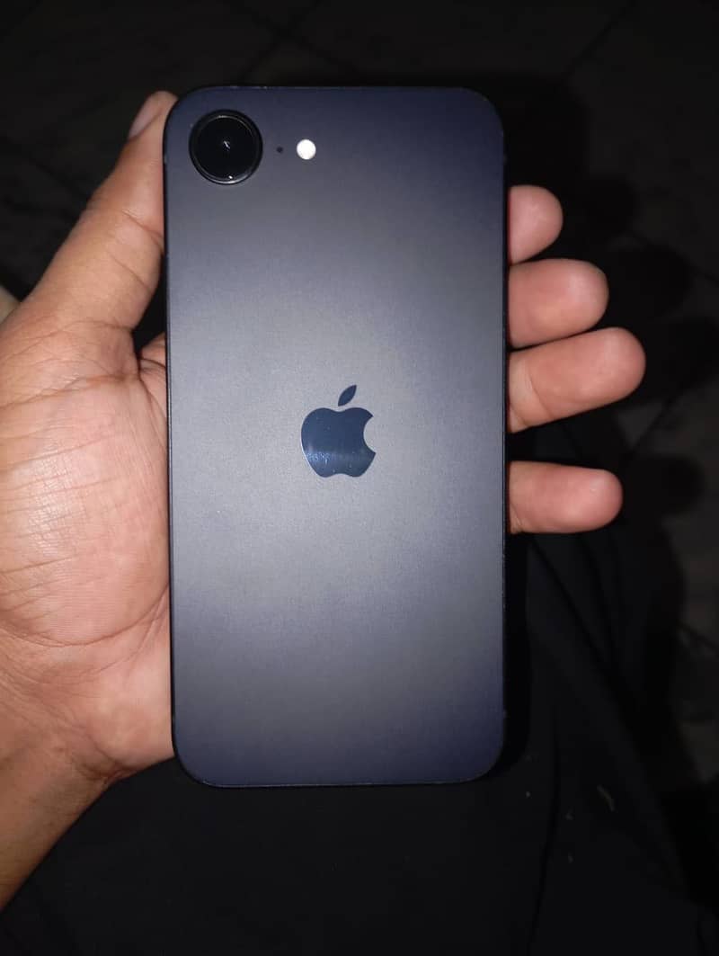 Apple iPhone 16e 0