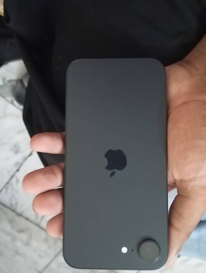 Apple iPhone 16e 1
