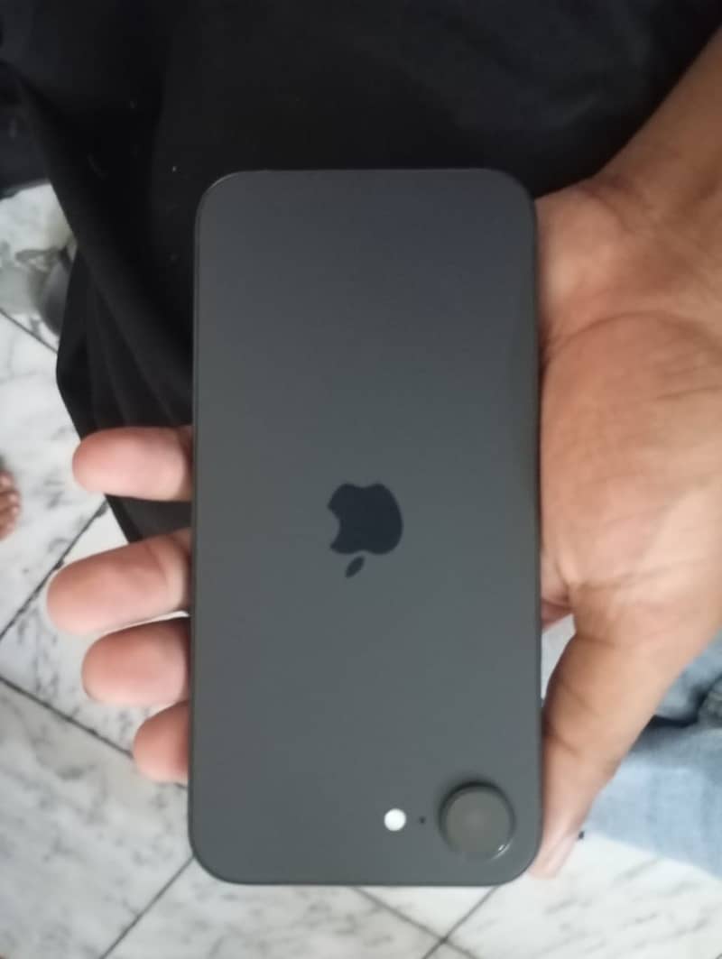 Apple iPhone 16e 2