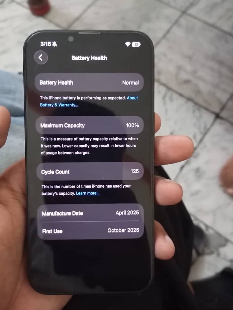 Apple iPhone 16e 3