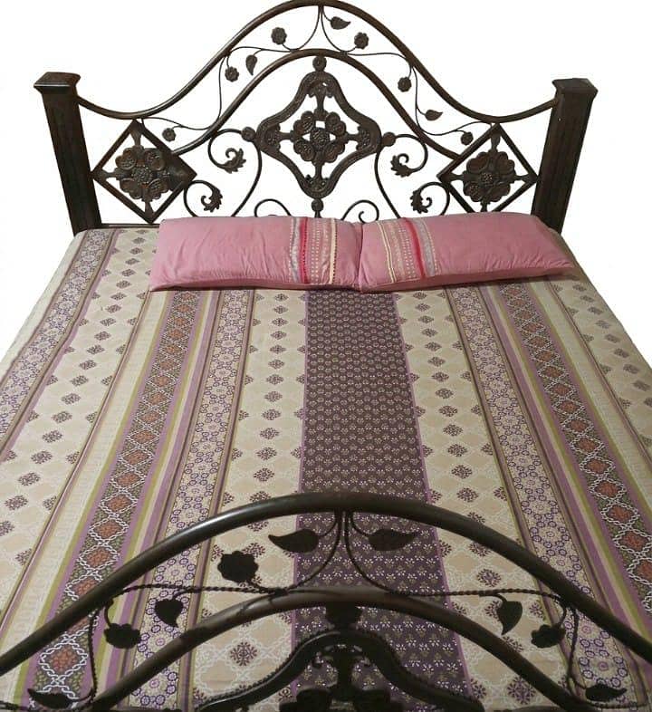 A bed set full sized 2