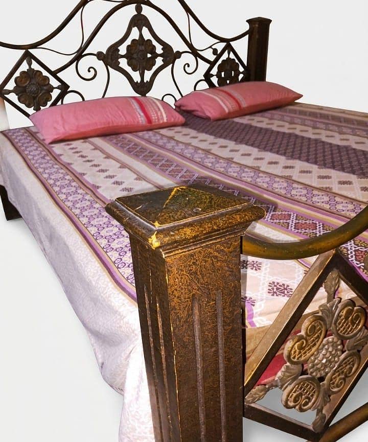A bed set full sized 3
