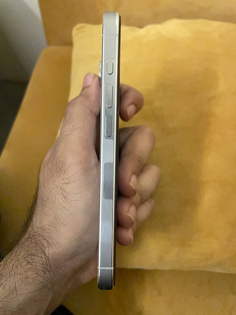 Apple iPhone 15 Pro 4