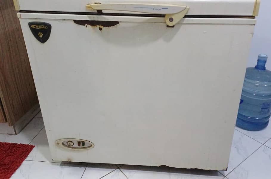 Deep freezer with 3 sections inside 1