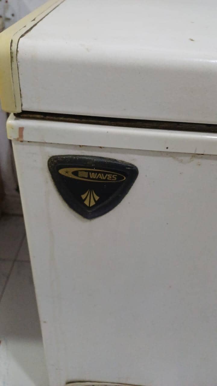 Deep freezer with 3 sections inside 2