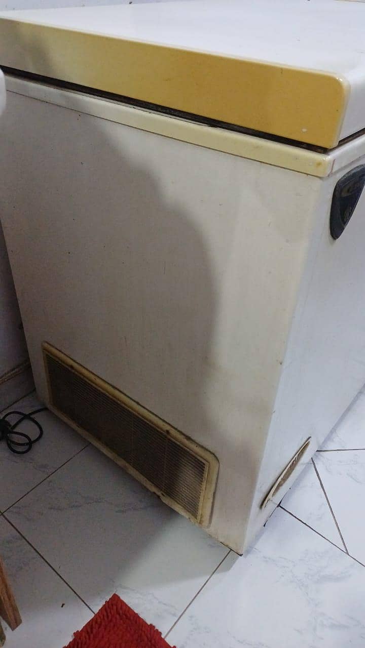 Deep freezer with 3 sections inside 3