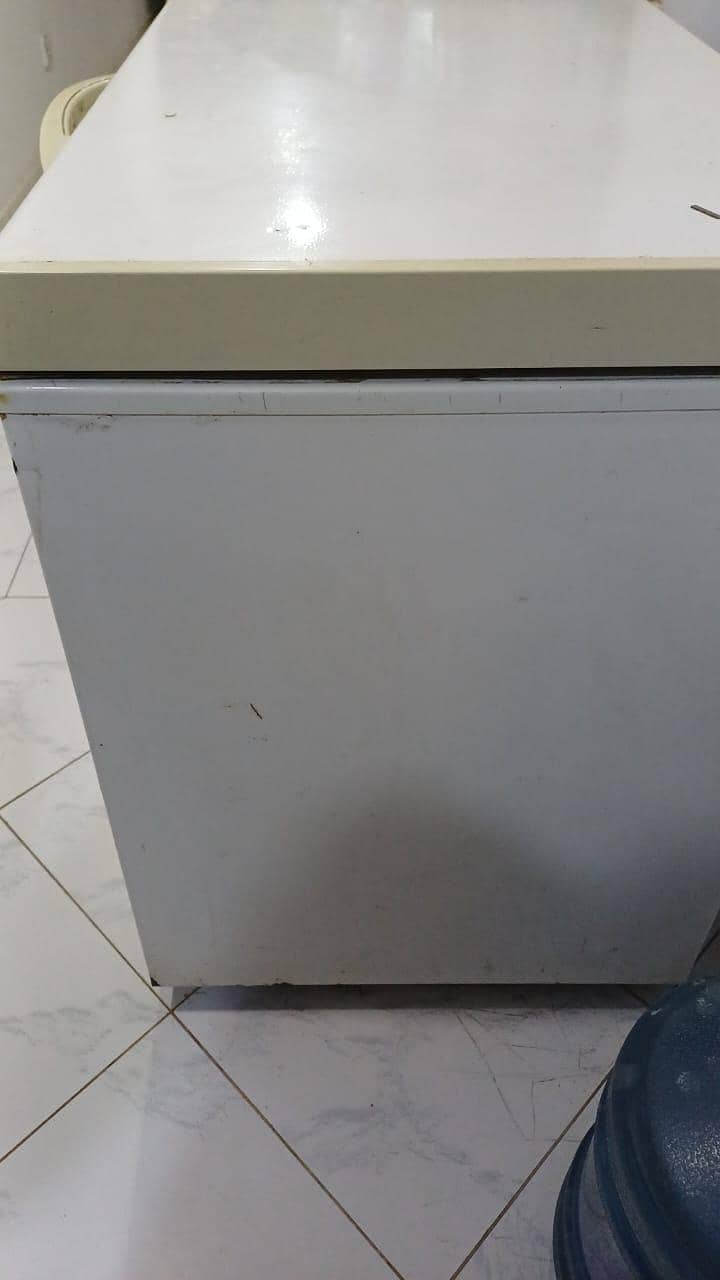 Deep freezer with 3 sections inside 4