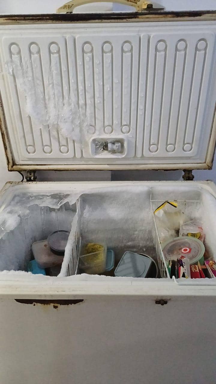 Deep freezer with 3 sections inside 6