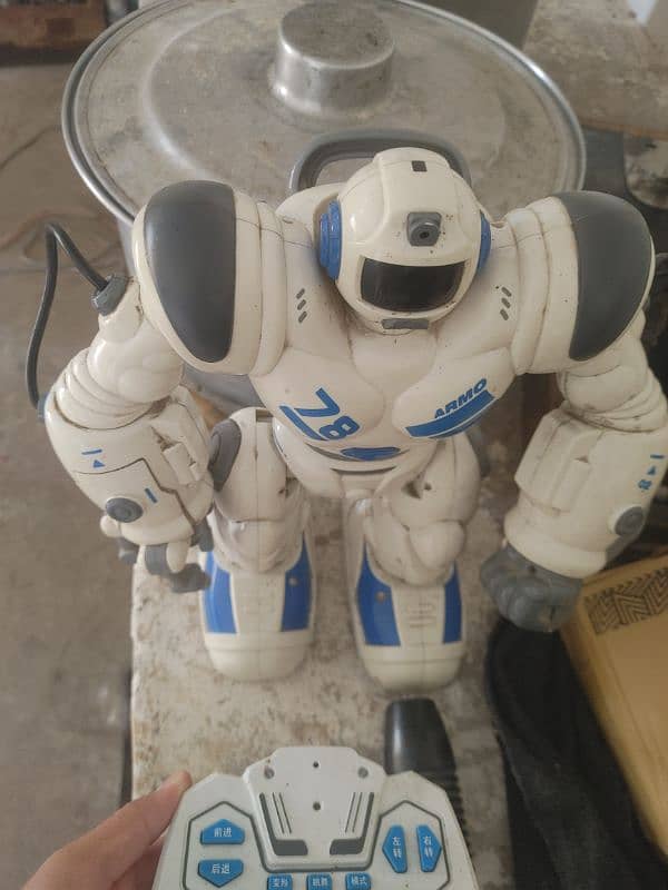 Robot remote control dancing and running 0