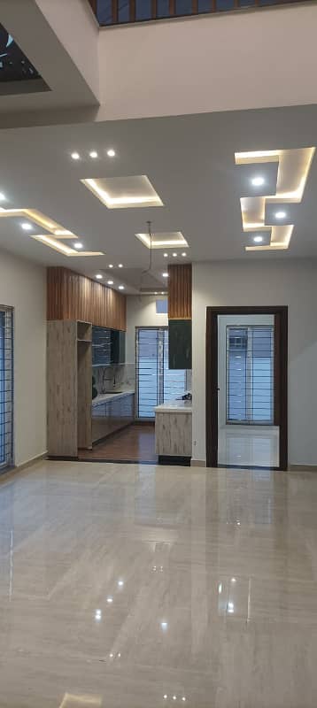 10 MARLA NEW HOUSE AVAILABLE FOR RENT