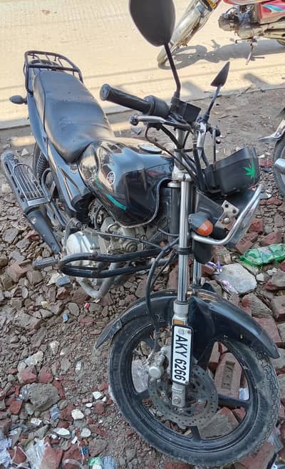 The Yamaha YB 125Z (including the YB 125Z-DX variant) features a 125cc