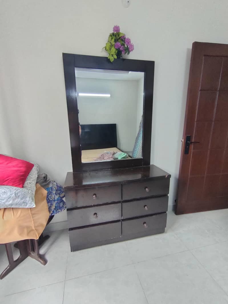 Master bed with dressing table 4