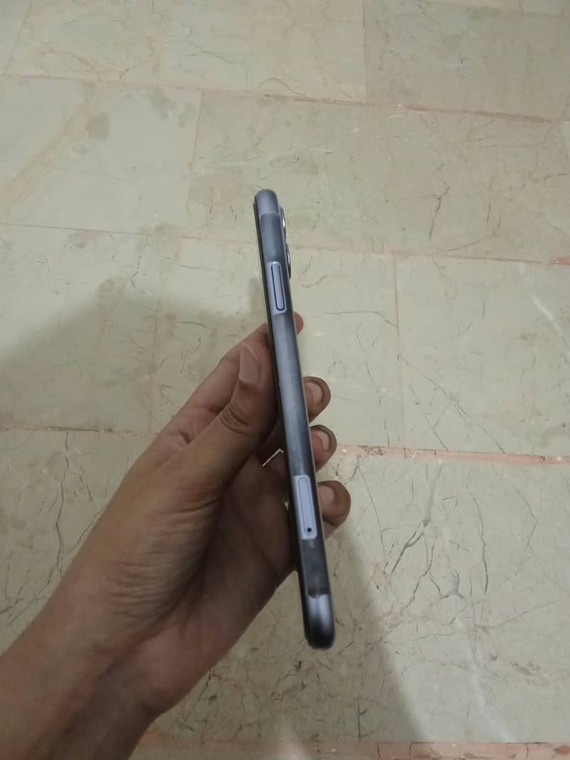 Apple iPhone 11 4