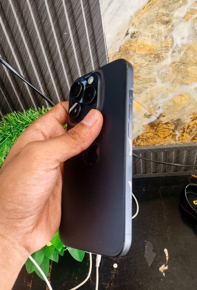 Apple iPhone 15 Pro 0