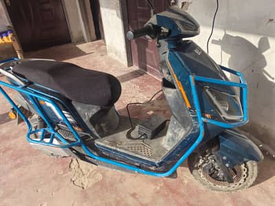 Yadea T5L Electric Scooter (2025 Model) - 7500 KM Driven - Blue Color