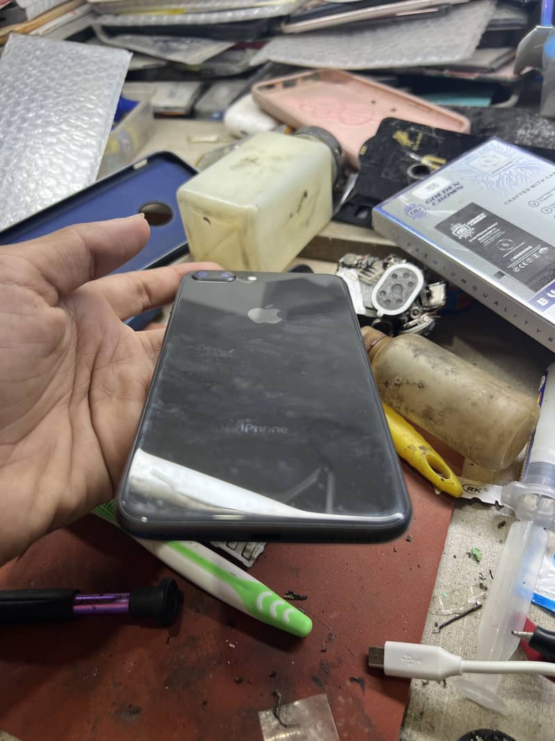 Apple iPhone 8 Plus 1