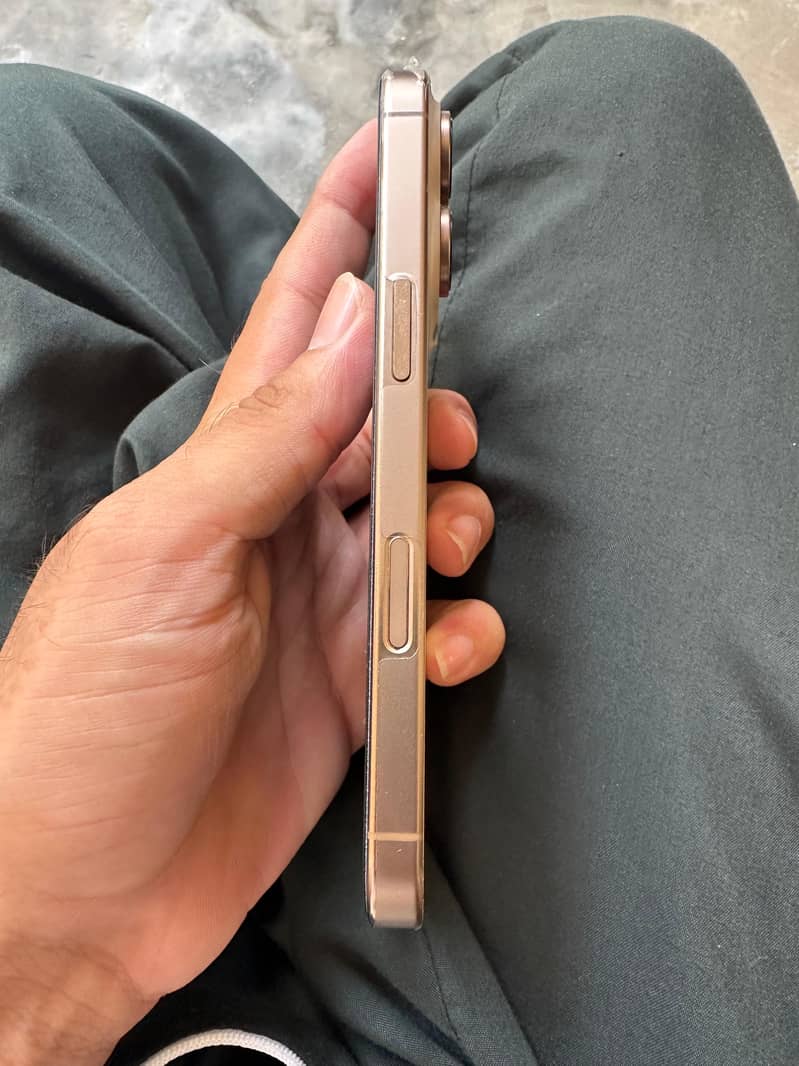 Apple iPhone 16 Pro 8