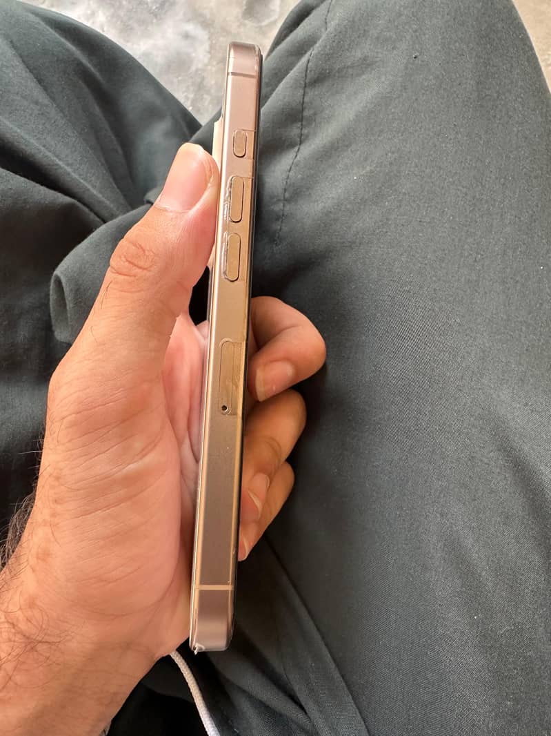 Apple iPhone 16 Pro 9