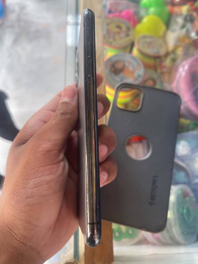Apple iPhone 11 Pro Max 4