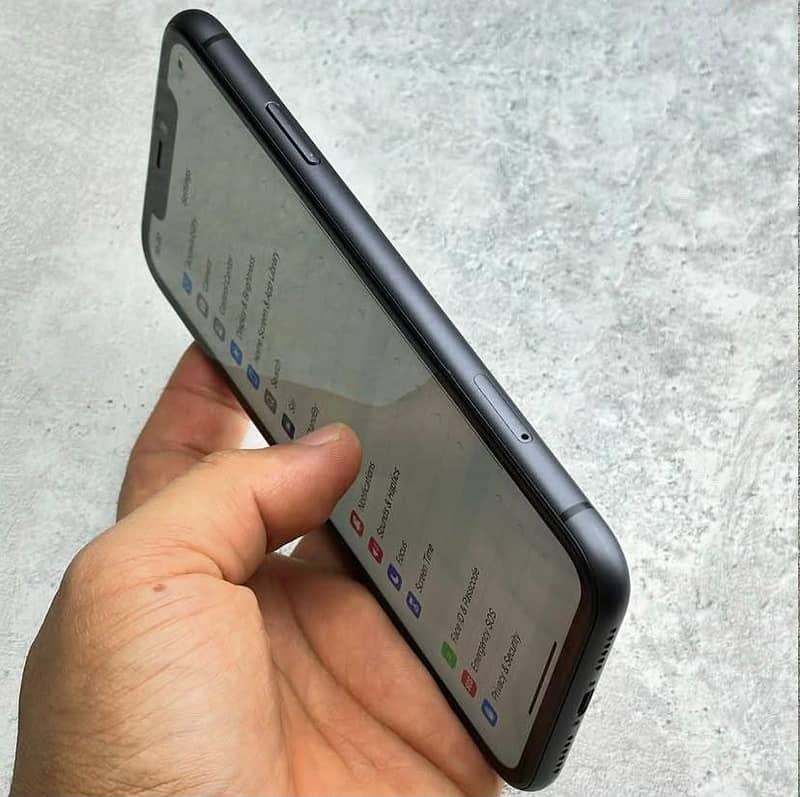 Apple iPhone 11 4