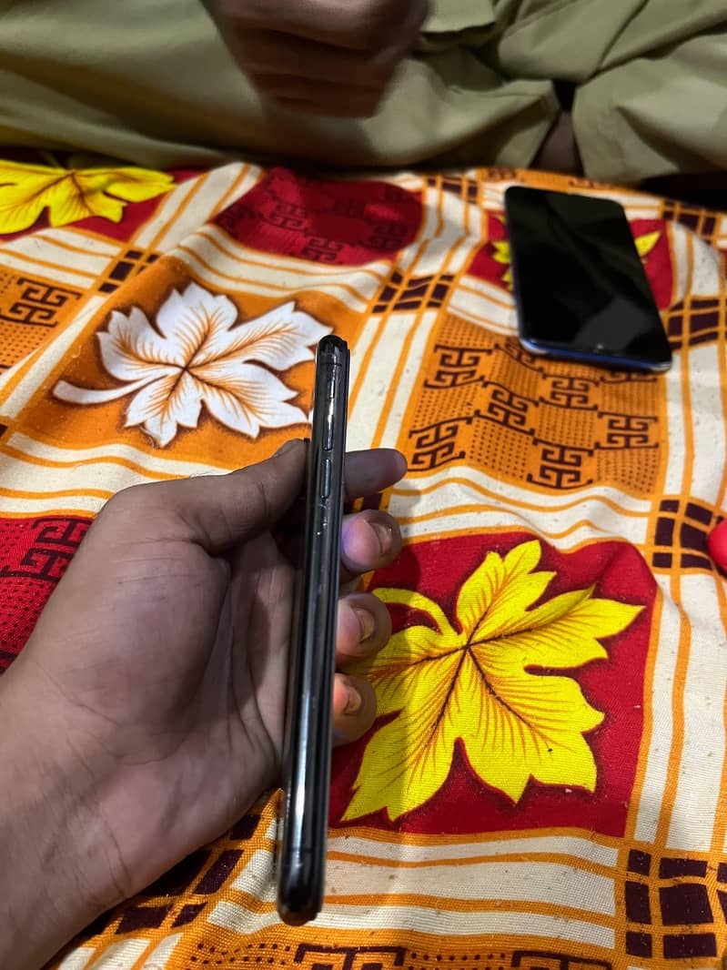 Apple iPhone X 4