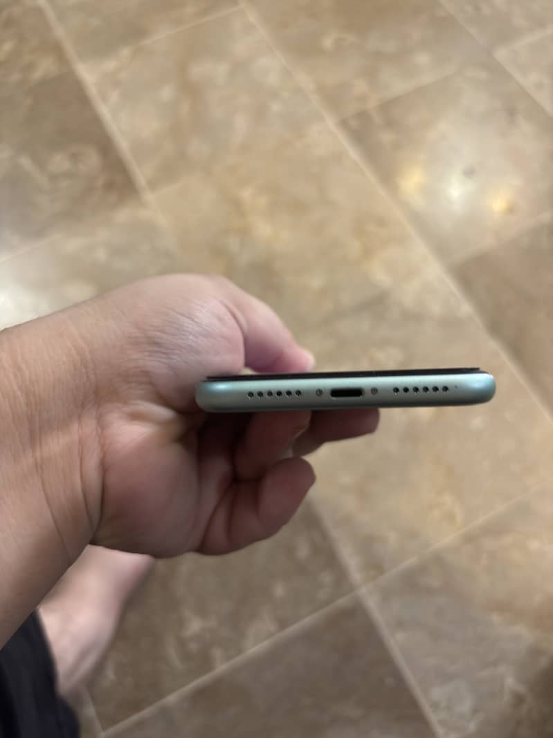Apple iPhone 11 4