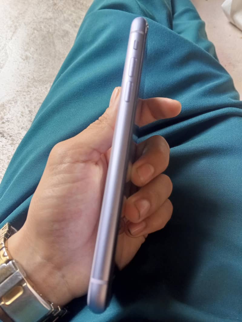 Apple iPhone 11 4