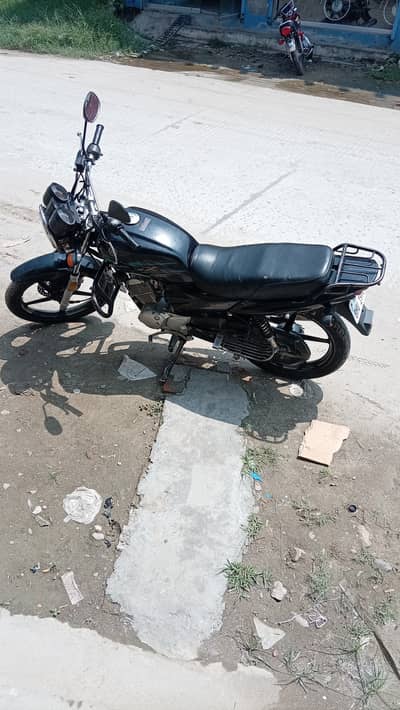 The Yamaha YB 125Z (including the YB 125Z-DX variant) features a 125cc