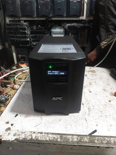 APC SMART UPS SMT1500I 1000W Original Condtion Only Imported use