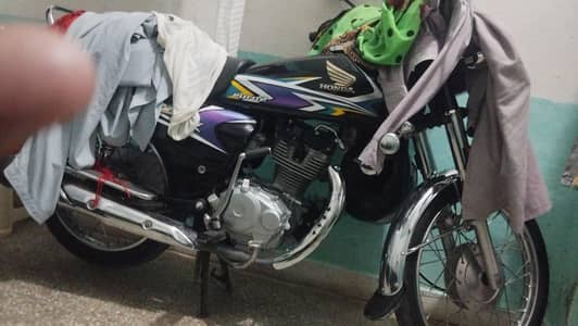 bike bhot achi Hy  Model 20 hy black colour hy