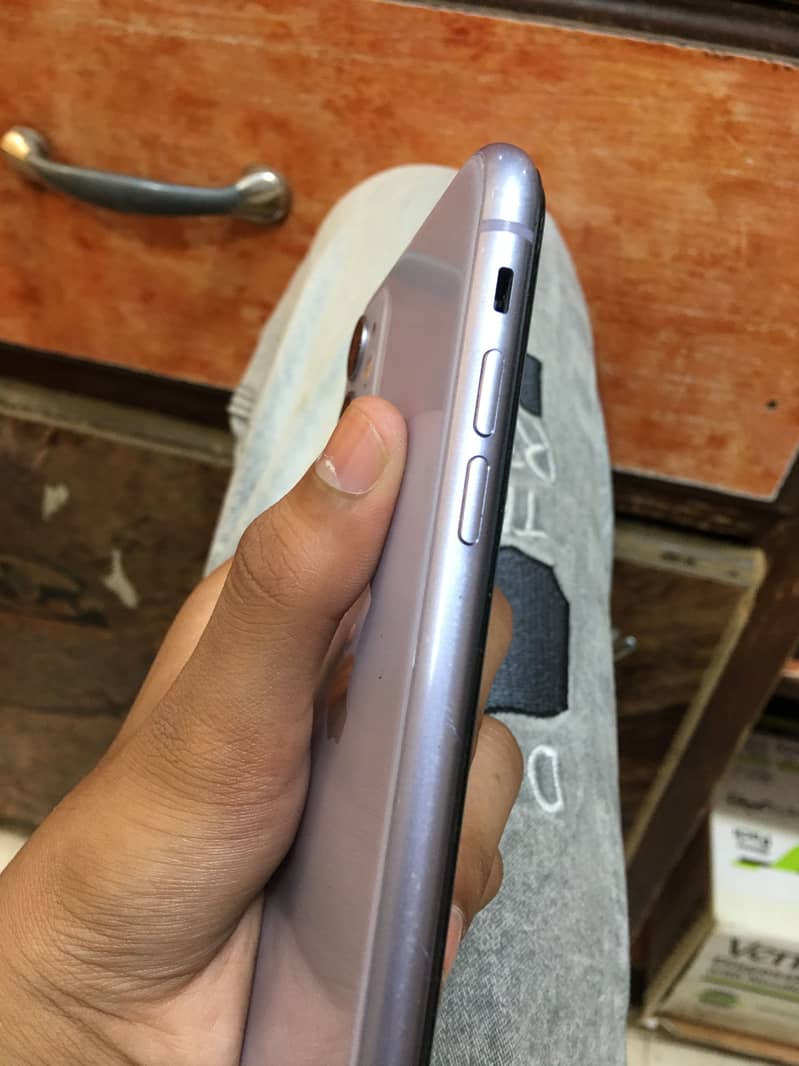 Apple iPhone 11 4